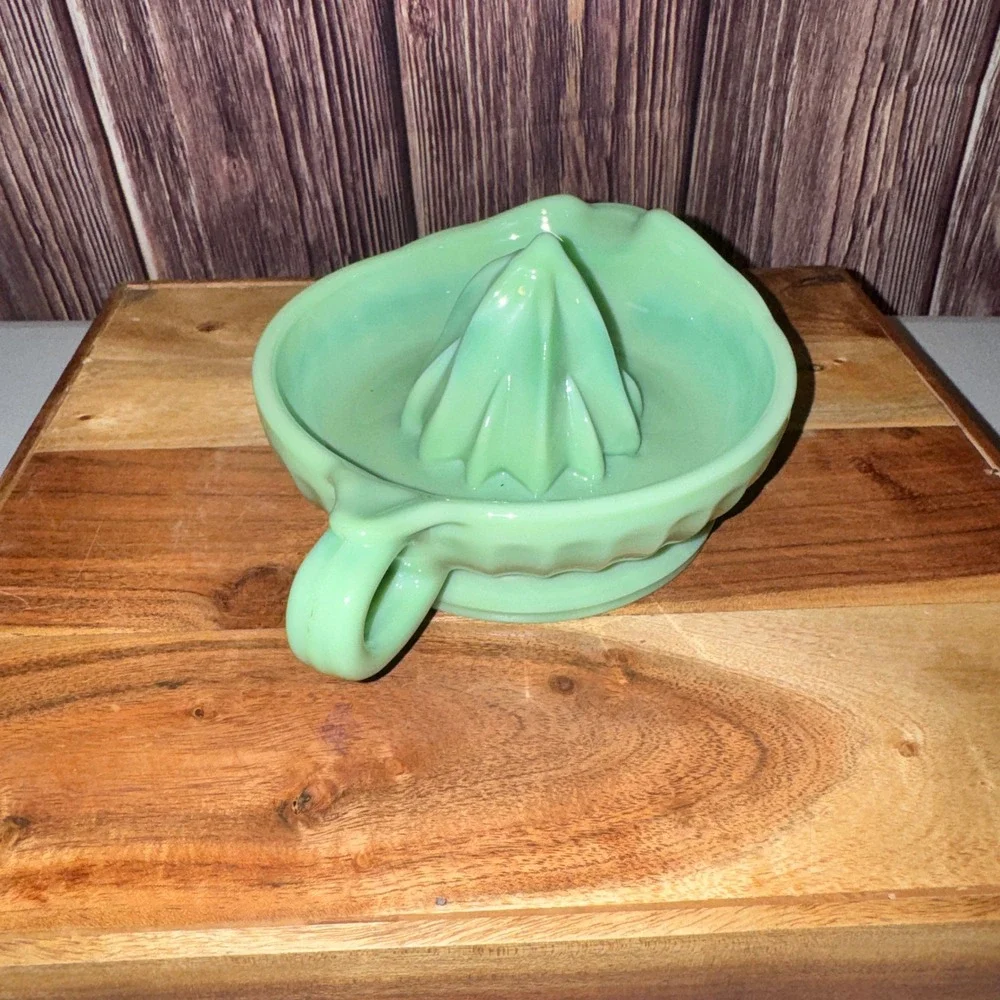 Jadeite Glass Citrus Juicer Reamer Green Vintage Mid-Century Kitchenware 6in